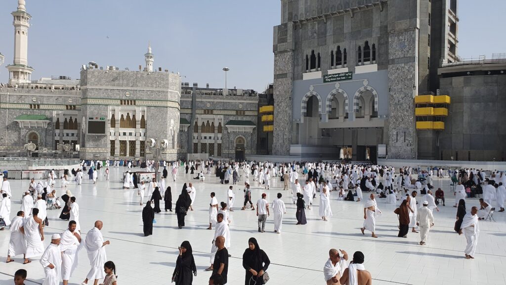 Can You Wear Any Colour to Umrah?